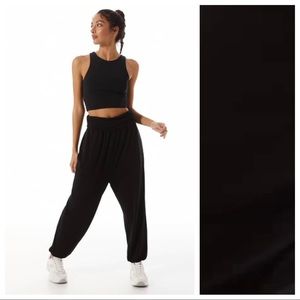 NWOT. Stradivarius Black Yoga Pants. Size M.